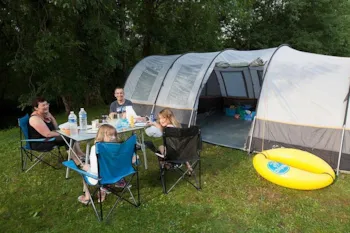 Stellplatz - Stellplatz Wohnwagen Grand Confort Flussufer 130M² - Mit Blick Auf Den Strand - Wasseranschluss Und Grauwasser-Entsorgung Auf Dem Gelände - Camping Brantôme Peyrelevade
