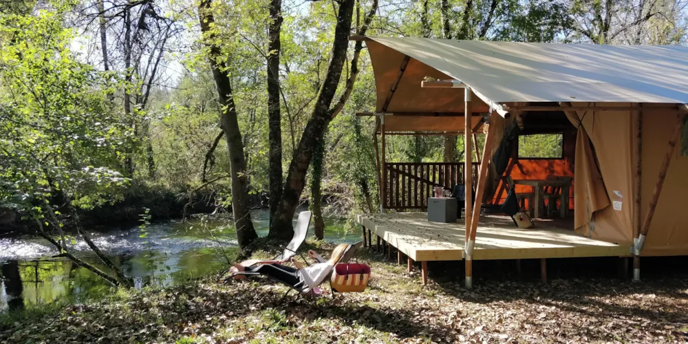 Location - Tente Luxe Lodge Safari Bord De Rivière 40 M2 - Camping Brantôme Peyrelevade