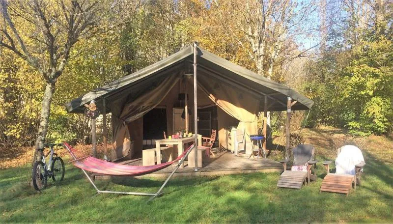 Location - Tente Lodge Safari 35 M² - 2 Chambres - 10 M² Terrasse Couverte - Camping Brantôme Peyrelevade