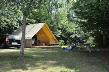Mietunterkunft - Zelt 'Amazone' 20 M², Ankunft Am Sonntag+ Terrasse - Camping Brantôme Peyrelevade
