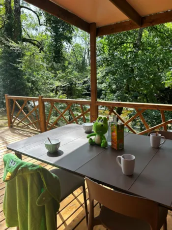 Accommodation - New // Ecrin Vert Premium Mobile Home, 36.8 M² (3 Bedrooms, Sleeps 6) + 2 Bathrooms + 20 M² Semi-Covered Terrace + Dishwasher + Air Conditioning - Flower Camping Brantôme Peyrelevade