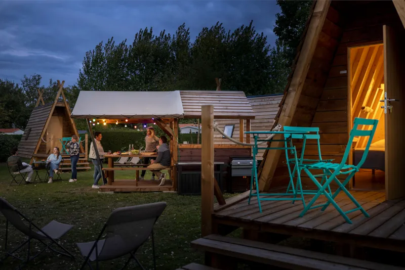 Forfait Insolite :Cabadienne 8M² - 1 Chambre + Frigidaire + Terrasse