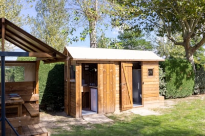 Forfait Premium Freecamp équipé d'un sanitaire privatif + Table Free picnic + cuisine + semi-piéton — 2