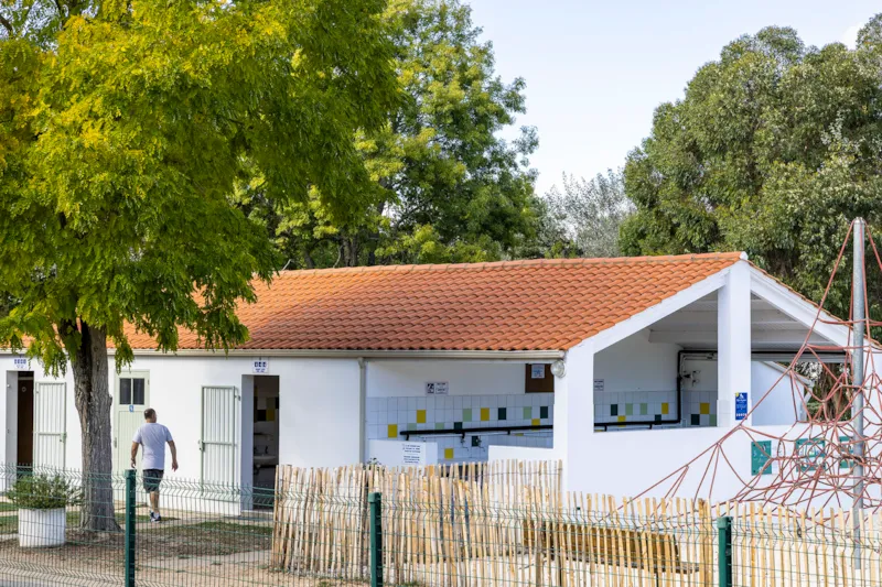 Forfait Confort : Emplacement  Pour Caravane, Camping-Car Ou Tente +1 Voiture + Electricité (10 A)