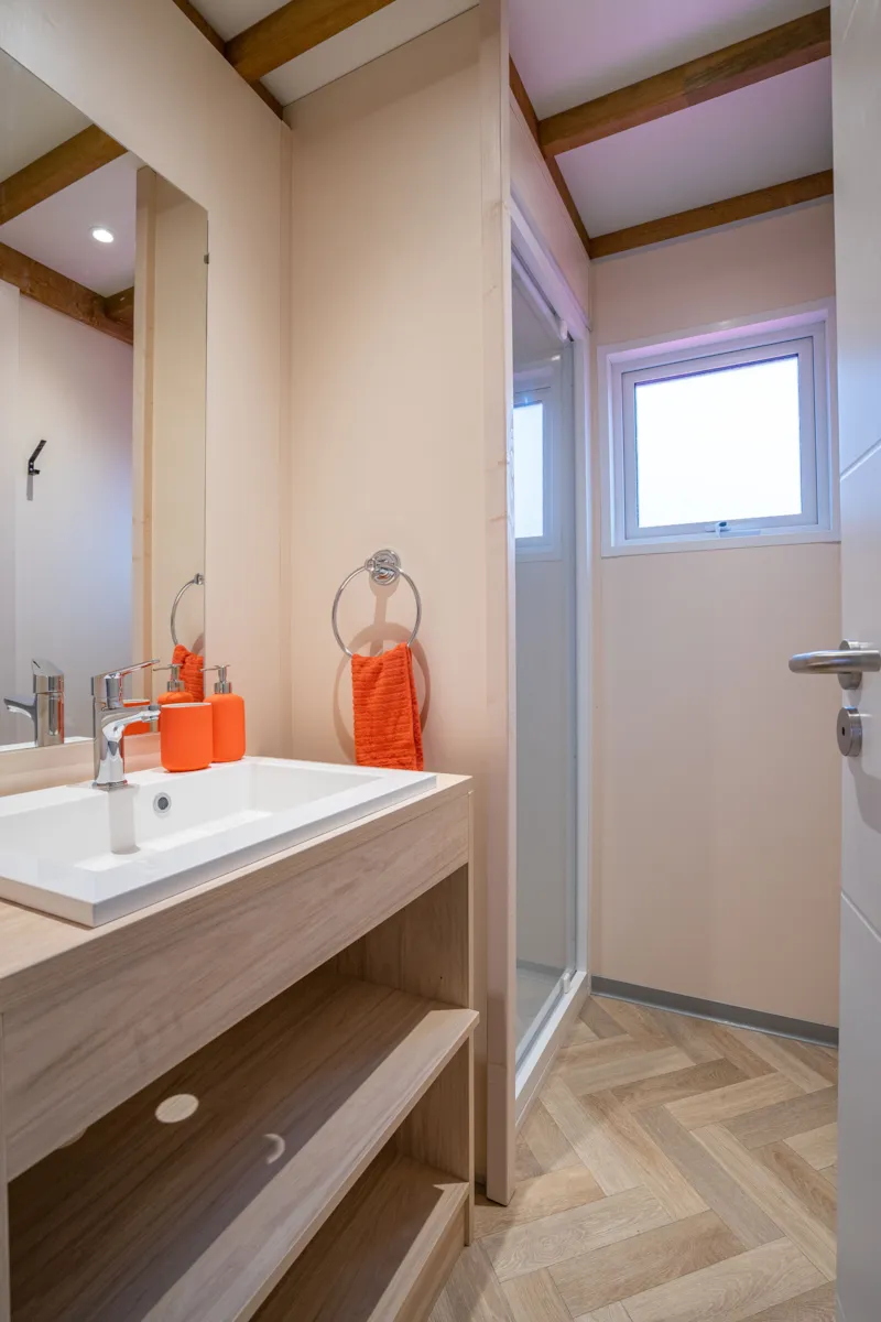 Chalet Cannelle 26.5M² 2 Chambres + Tv + Lv + Terr. Couverte+ Draps + Quartier Piéton + Clim