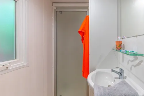 Huuraccommodatie(s) - Stacaravan Habana Airconditioning Tv - 25 M² - 2 Slaapkamers - image n°5 - Clico Chic - Eyrieux Camping