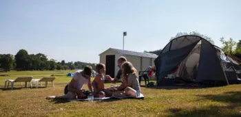 Stellplatz - Premium Stellplatz (Strom 16 A) - Castel Camping Château de Lez-Eaux