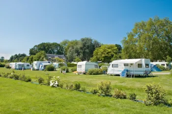 Stellplatz - Komfort Stellplatz (Strom 10 A - Wasseranschluss - Abwasser) - Castel Camping Château de Lez-Eaux