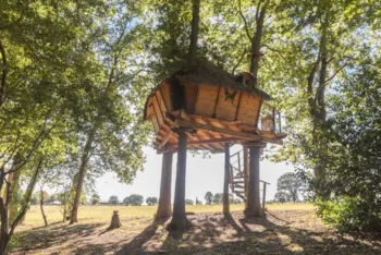 Mietunterkunft - Baumhaus Oder Haus  Butterfly - Castel Camping Château de Lez-Eaux