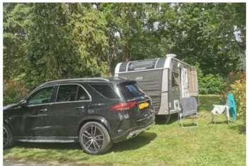 Stellplatz - Kleiner Komfortplatz - Castel Camping Château de Lez-Eaux
