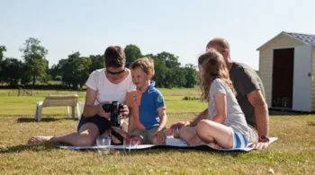 Stellplatz - Premium Stellplatz (Strom 16 A) - Castel Camping Château de Lez-Eaux