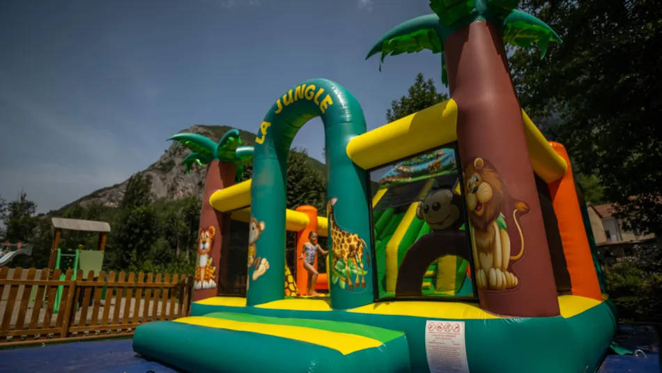 Camping des Grottes****