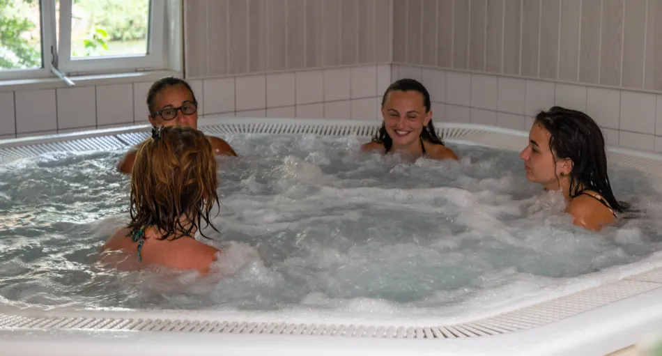 Camping des Grottes****