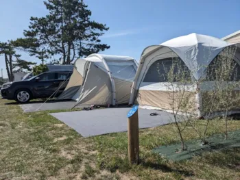 Stellplatz - Stellplatz Für 1 Oder 2 Personen + 1 Fahrzeug - Camping Les Mouettes