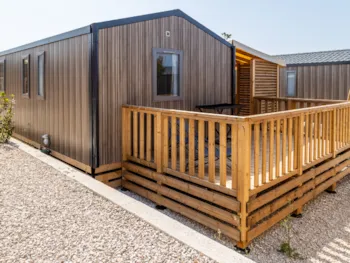 Mietunterkunft - Premium-Mobilheim Für 4 Personen Hanglage (15 M² Terrasse) - Camping Les Tamaris