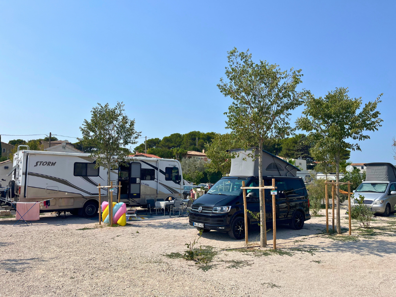 Comfortplaats MEDIUM tent/van (met elektriciteit)