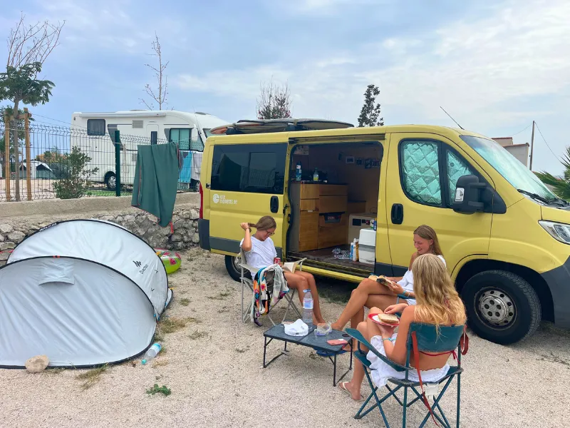 Confort Medium Emplacement Tente / Van (Avec Électricité)