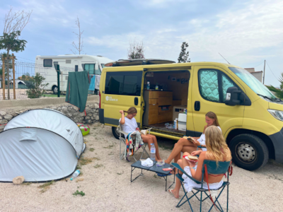 Comfort Pitch MEDIUM for tent/Van (electricity included)