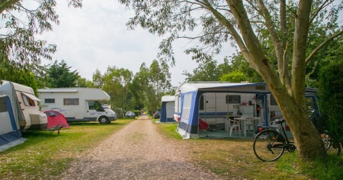 Emplacement De Camping: Tente/Caravane/Camping-Car.Adultes,Enfants,Voiture,Elect Sont En Supplément