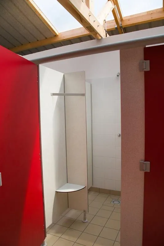 Emplacement De Camping: Tente/Caravane/Camping-Car.Adultes,Enfants,Voiture,Elect Sont En Supplément