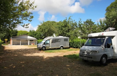Special offer for special camper-vans area/night including 2 people+ 10 amps electricity — 2