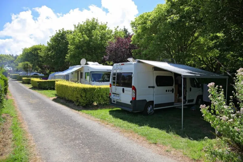 Emplacement De Camping: Tente/Caravane/Camping-Car.Adultes,Enfants,Voiture,Elect Sont En Supplément