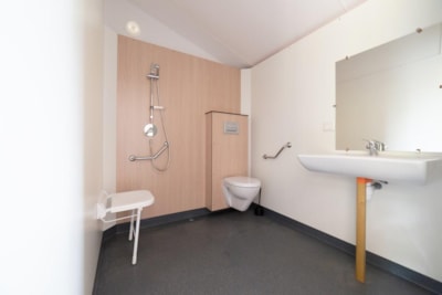 Mobile-home for the disabled - 31m2 - 4 people max - 2 bedrooms - covered terrace — 6