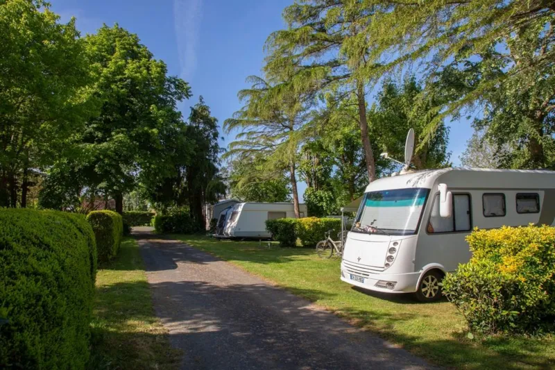 Emplacement De Camping: Tente/Caravane/Camping-Car.Adultes,Enfants,Voiture,Elect Sont En Supplément