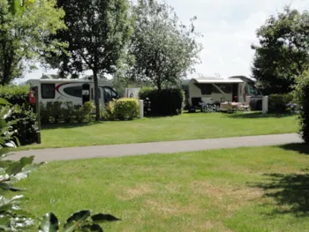 Stellplatz - Stellplatz Mit Strom (10A) Und Wasseranschluss - CAMPING LES DRUIDES