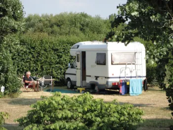 Stellplatz - Stellplatz Mit Stromanschluss (10A) - CAMPING LES DRUIDES