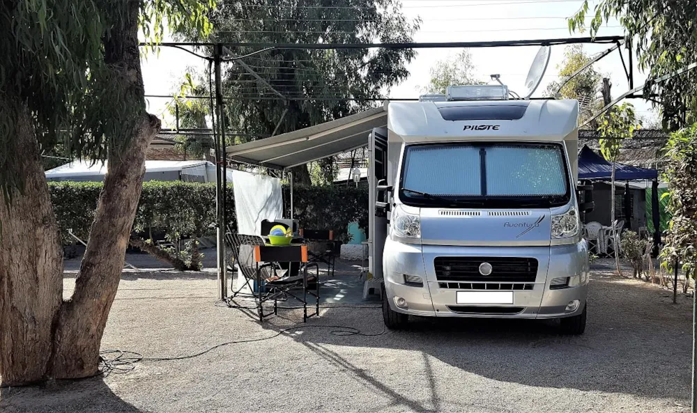 Emplacement 60 - 80m² (1 tente, caravane ou camping-car / 1 voiture)