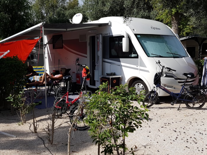 Emplacement >80 M² (1 Tente, Caravane Ou Camping-Car / 1 Voiture)