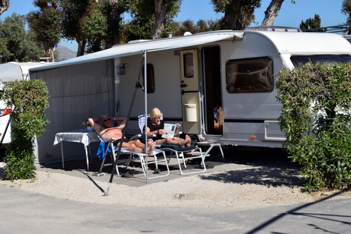 Emplacement 60 - 80M² (1 Tente, Caravane Ou Camping-Car / 1 Voiture)