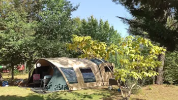 Stellplatz - Stellplatz + Fahrzeug + Strom - Camping Les Charmes