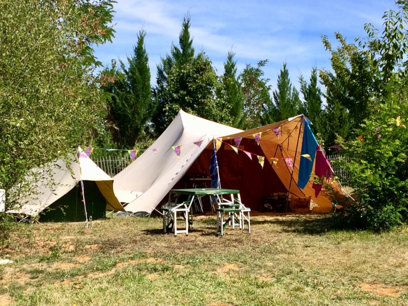 Emplacement XL, >140m², électricité (10 amp.) et voiture