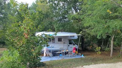 Emplacement Confort 100M² (Eau, Evacuation, Electricité 16Amp. & Voiture)