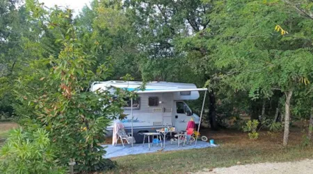 Kampeerplaats(en) - Comfortplaats 100M² (Wateraansluiting, Afvoer, Elektriciteit 16A & Auto) - Camping Les Charmes