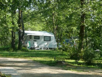 Stellplatz - Stellplatz Komfort 100M² (Fließwasser, Abwasseranschluss, Strom 16A & Auto) - Camping Les Charmes