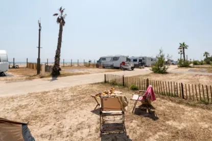 Emplacement Essential | Véhicule -7 M | <100 M² | Électricité, Pas D'eau