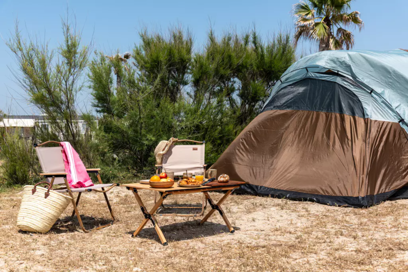 Essential-Stellplatz | Zelt und Fahrzeug -7 m | <100 m² | Elektrizität, kein Wasser