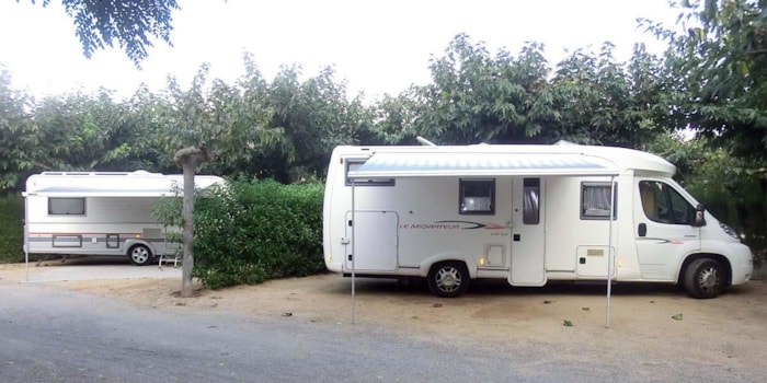 Emplacement Premium: Voiture + Tente/Caravane Ou Camping-Car + Électricité 5A