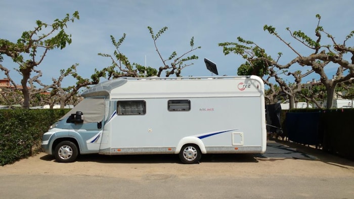 Emplacement Premium: Voiture + Tente/Caravane Ou Camping-Car + Électricité 5A