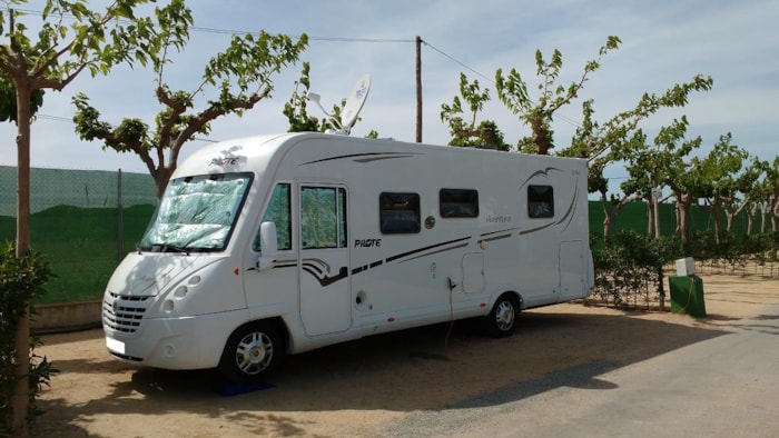 Emplacement Premium: Voiture + Tente/Caravane Ou Camping-Car + Électricité 5A