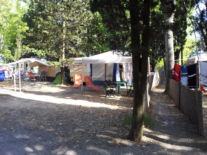 Emplacement Confort : Forfait 1 À 2 Pers. - Électricité 10 A -1 Voiture, 1 Empl, (4 Adultes Max)- Accés Aire De Vidange