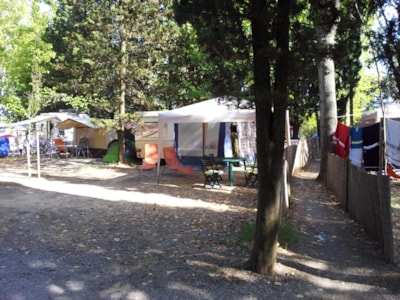 Pitch Standard: 1 or 2 pers, 1 car, 1 pitch (4 adults max). No electric — 3