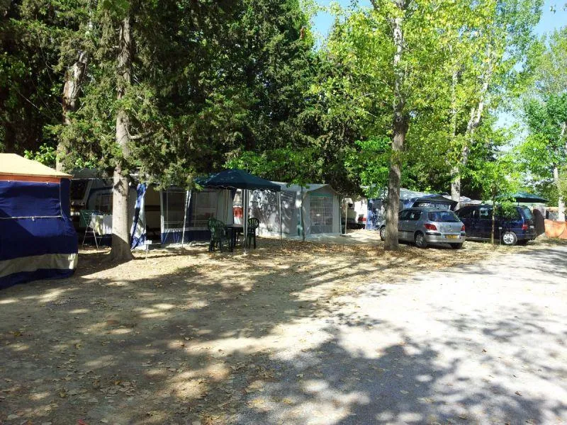 Emplacement Confort : Forfait 1 À 2 Pers. - Électricité 10 A -1 Voiture, 1 Empl, (4 Adultes Max)- Accés Aire De Vidange