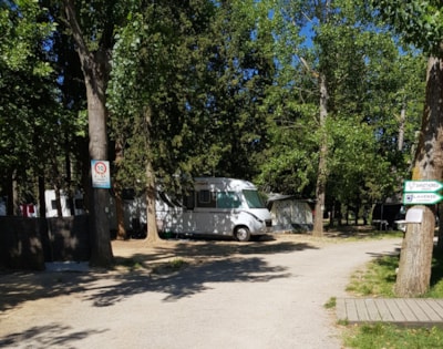 Pitch Standard: 1 or 2 pers, 1 car, 1 pitch (4 adults max). No electric — 1