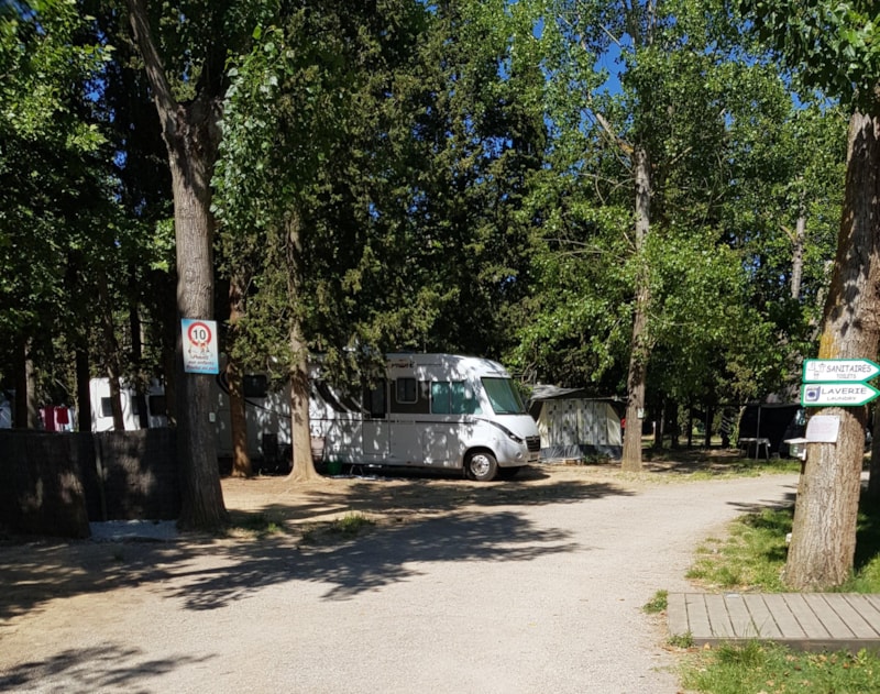 Emplacement confort : forfait 1 à 2 pers. - électricité 10 A -1 voiture, 1 empl, (4 adultes max)- Accés aire de vidange