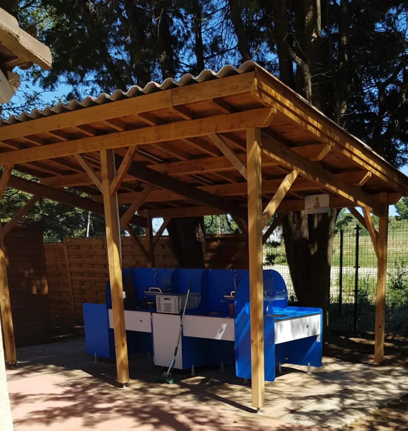 Emplacement Confort : Forfait 1 À 2 Pers. - Électricité 10 A -1 Voiture, 1 Empl, (4 Adultes Max)- Accés Aire De Vidange