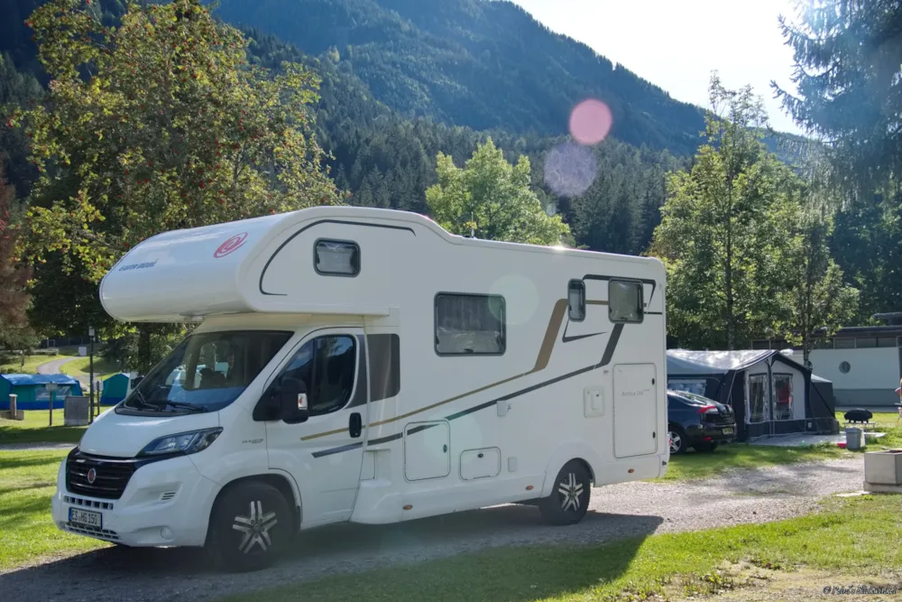Stellplatz - Komfortstellplatz "C"  Inkl. Kanal- Und Wasseranschluss - Camping am Waldbad